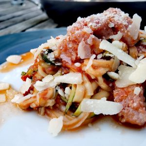 Zoodles mit Salsicce in Tomatensauce mit Parmesan