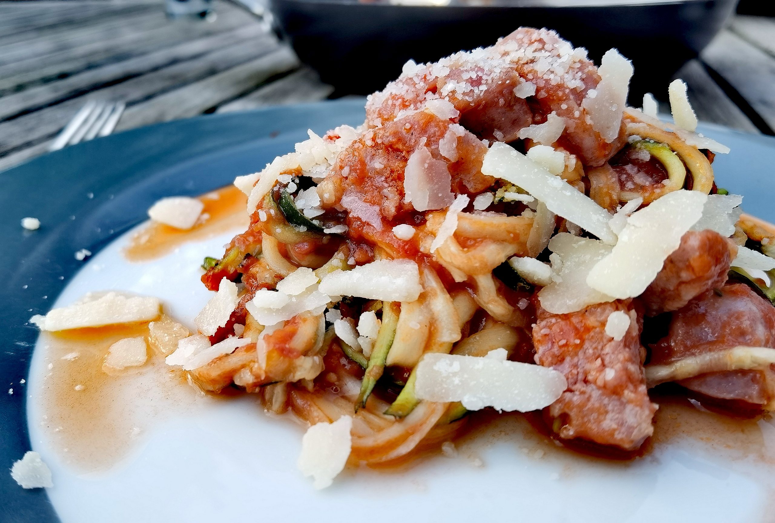 Zoodles mit Salsicce in Tomatensauce mit Parmesan